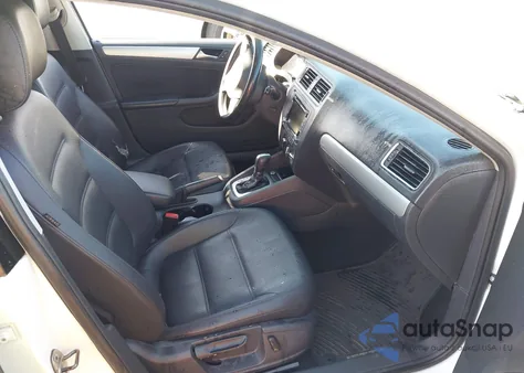 2014 Volkswagen Jetta 1.8T Se z USA, uszkodzony, nr VIN 3VWD17AJ2EM328522